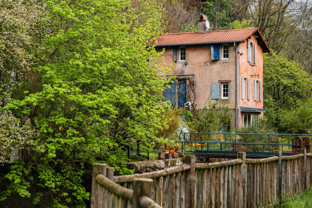 Sluiswachtershuisjes Moselle Vallee des Eclusiers Frankrijk - Reislegende.nl