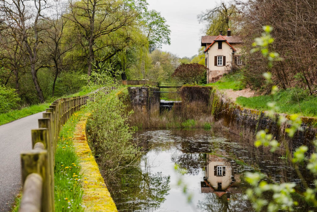 Vallee des Eclusiers kanaal met oude sluishuisjes Arzviller Moselle Frankrijk - Reislegende.nl