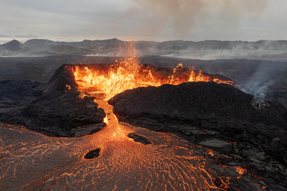 Beautiful aerial panoramatic view of active volcano, Litli - Hrutur, Iceland 2023 - Reislegende.nl