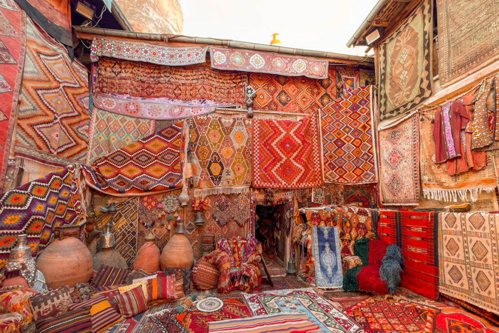 15x wat doen en zien in Cappadocie fotoshoot tussen de turkse tapijten - Reislegende.nl
