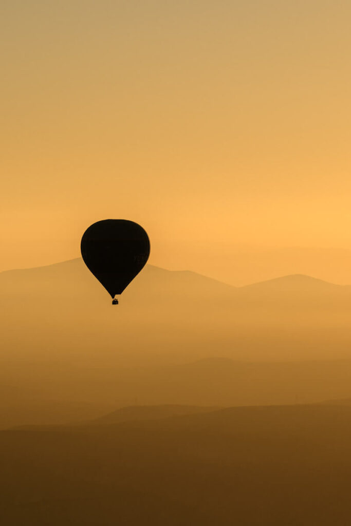 Luchtballon silhouet fotograferen in Cappadocie Turkije Goreme - Reislegende.nl