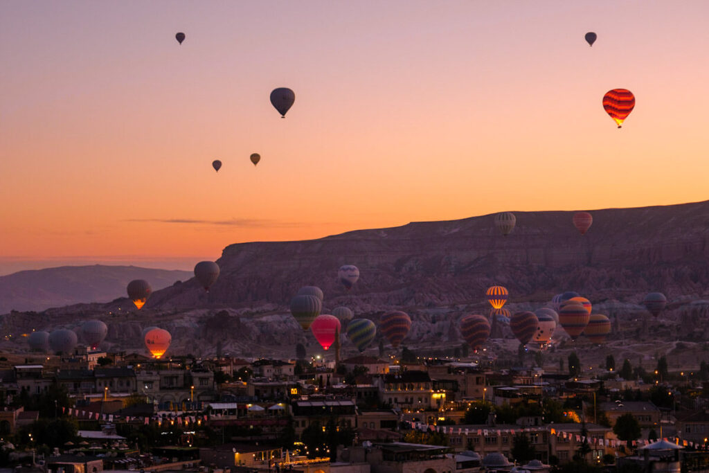 Luchtballonnen fotograferen vanaf dakteras Goreme in Cappadocie Turkije - Reislegende.nl