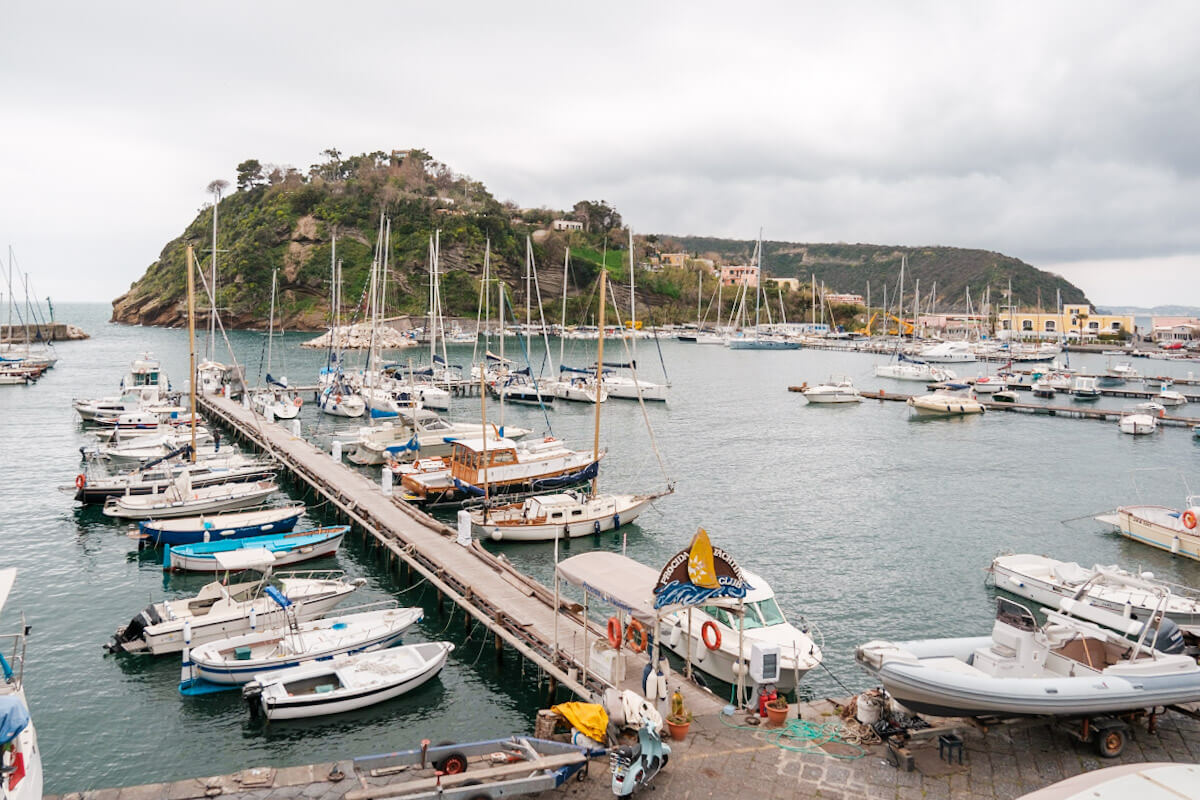 Marina Chiaiolella op Procida bezienswaardigheden - Reislegende.nl