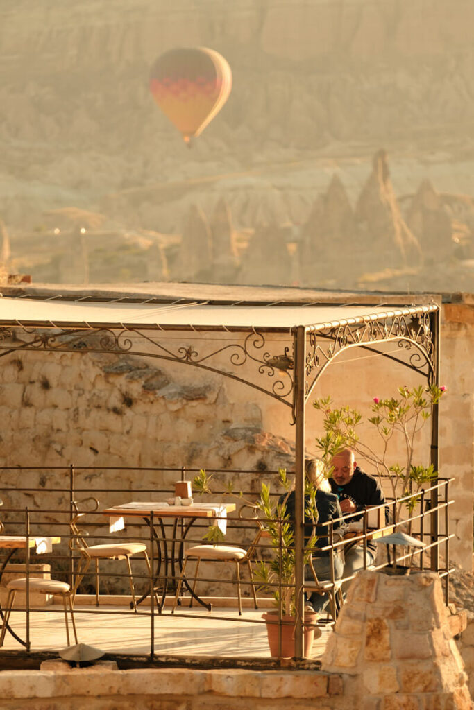 Ontbijten tijdens opstijgen luchtballonnen in Cappadocie Turkije Goreme - Reislegende.nl