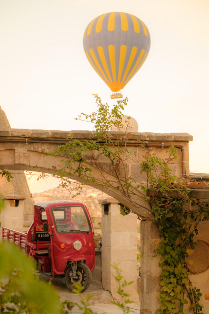 Vanuit straatjes Goreme luchtballonnen fotograferen in Cappadocie Turkije - Reislegende.nl