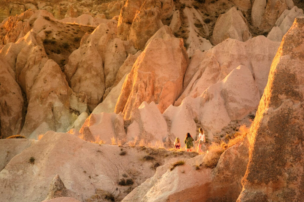 Wat doen en zien in Cappadocie 13 tips zonsondergang Red Valley - Reislegende.nl