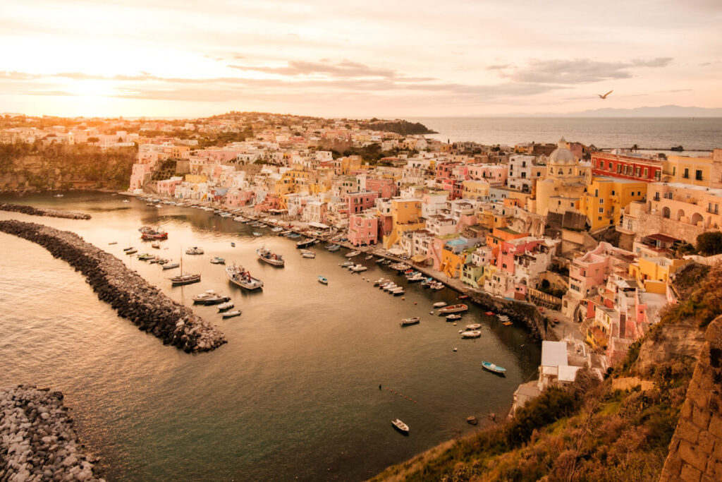 Wat te doen op Procida bezienswaardigheden mooiste zonsondergang Marina di Corricella - Reislegende.nl