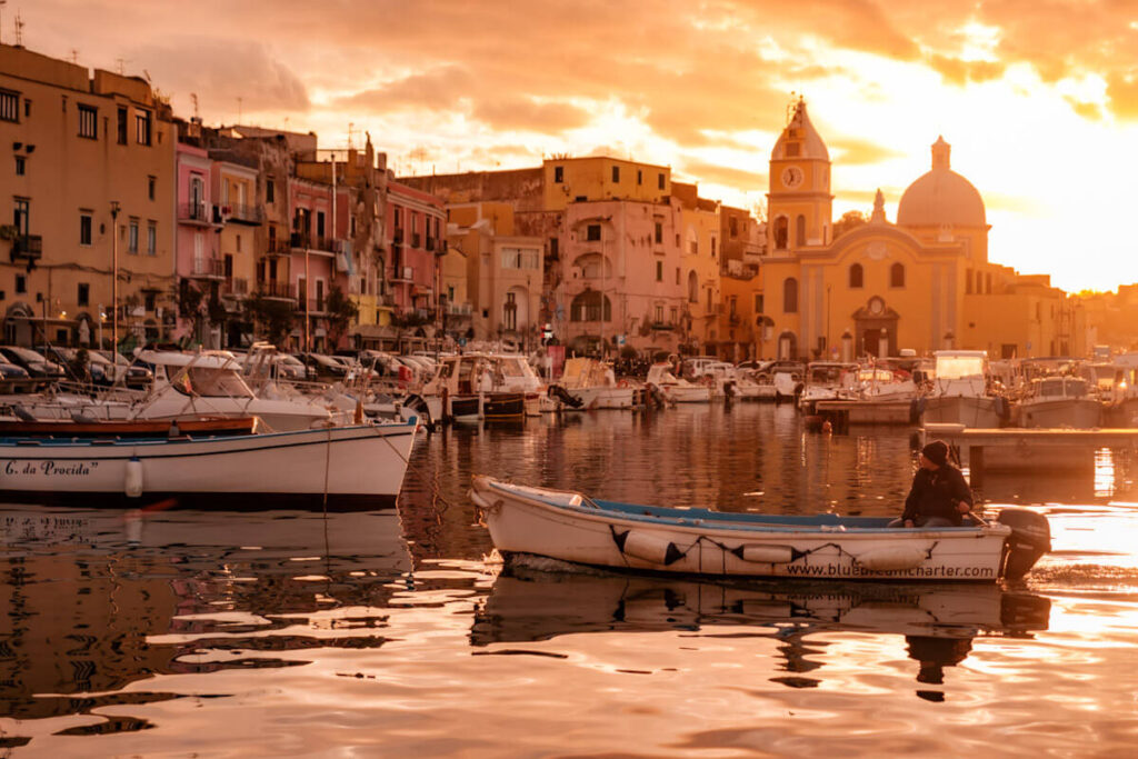 Wat te doen op Procida mooie plekken zonsondergang Marina Grande - Reislegende.nl