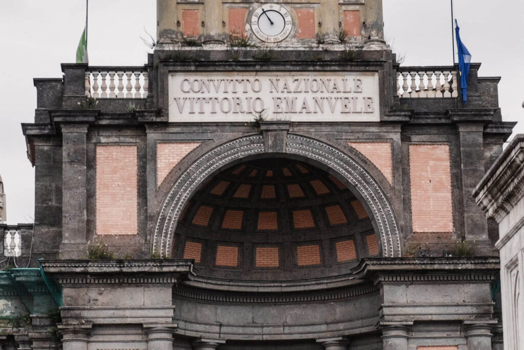 Bliksembezoek Napels Piazza Dante Convitto Nazionale Vittorio Emanuele - Reislegende.nl