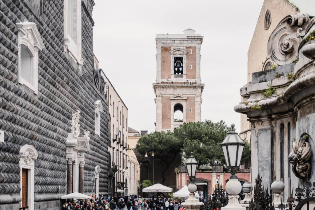 Bliksembezoek Napels hop on hop off bus Chiesa del Gesu Nuovo Napoli - Reislegende.nl