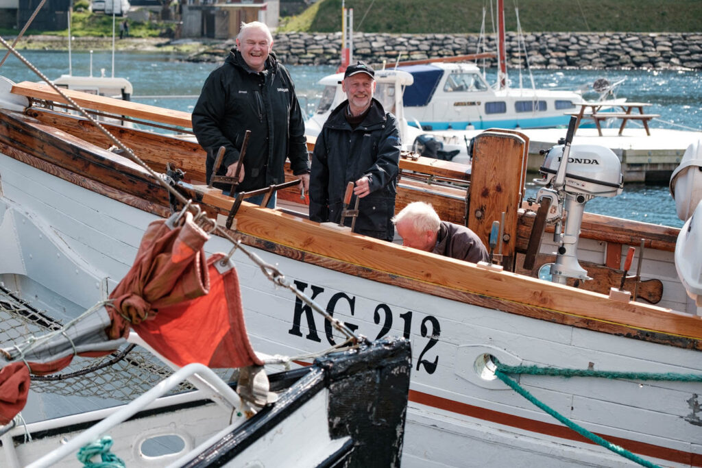 Vissers in de haven van Klaksvik Faeröer Eilanden - Reislegende.nl