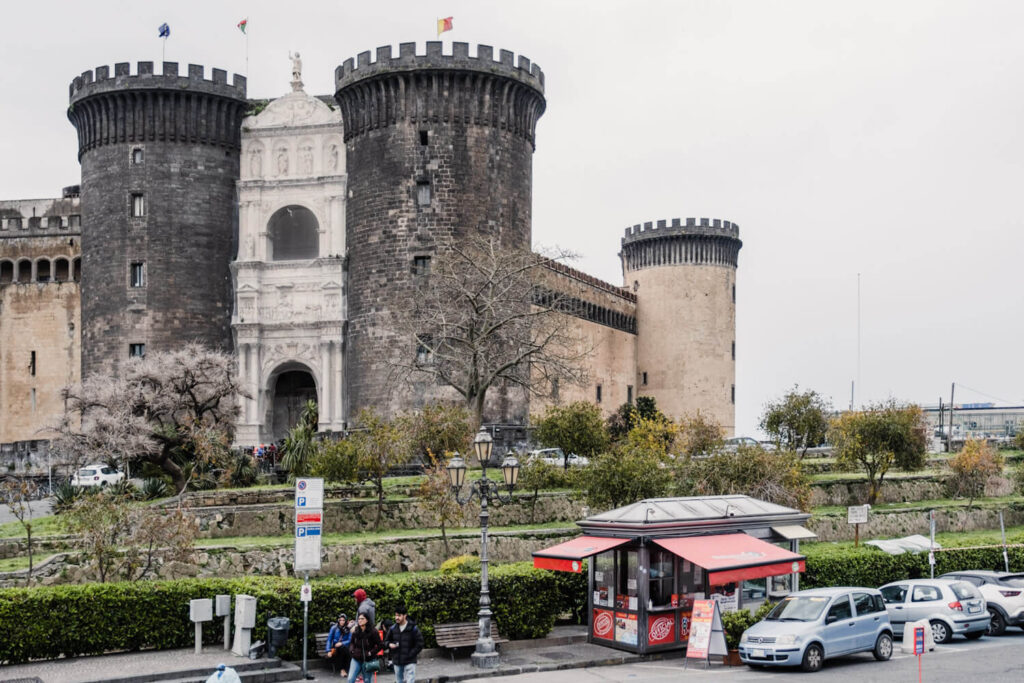 Largo Castello Napels Castel Nuovo bezienswaardigheden Napels - Reislegende.nl