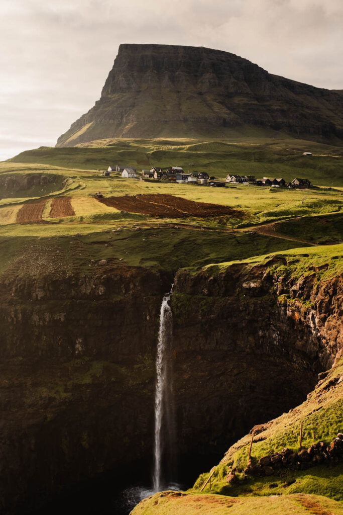 Mulafossur waterval Gasadalur wat doen op de Faeroer eilanden bezienswaardigheden en tips - Reislegende.nl