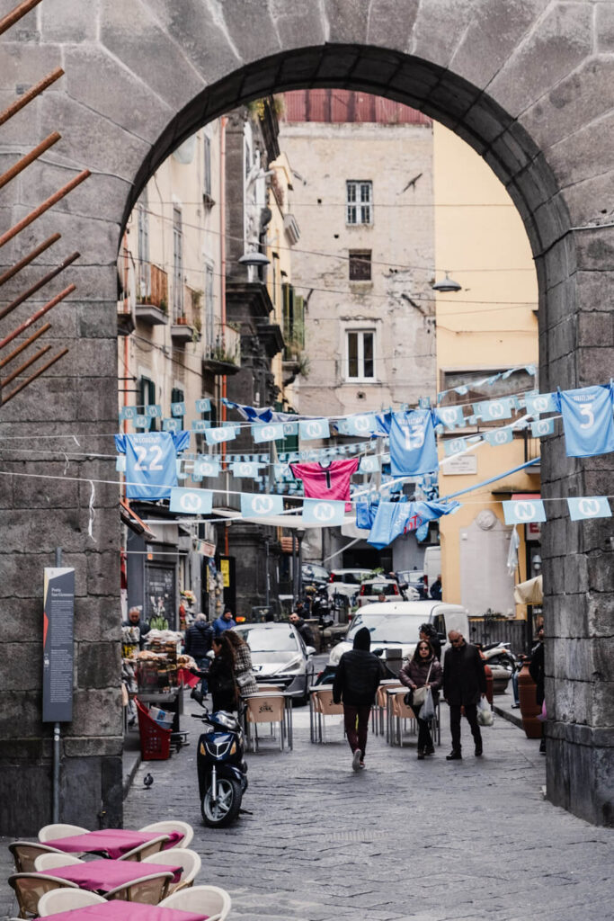 Porta san gennaro Napels bezienswaardigheden - Reislegende.nl