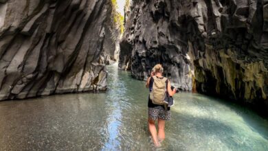 Alcantara wandelen door het water in de kloof Sicilie Reislegende