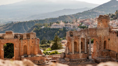 Four Seasons gezien vanaf Grieks theater Taormina Sicilie Reislegende