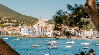 Kerk van Cadaques in Costa Brava Spanje Reislegende