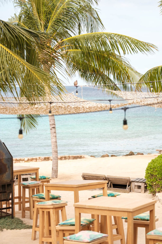 Curacao lekker ontbijten Kokos beachclub Jan Thiel Reislegende