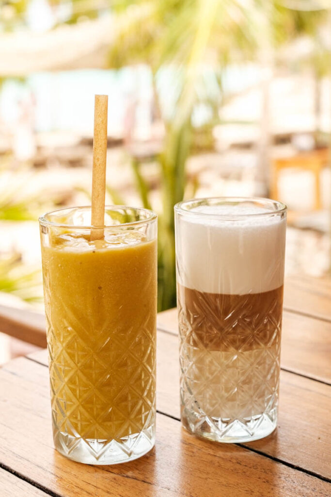 Lekker ontbijten op Curacao Kokos beachclub Jan Thiel Reislegende