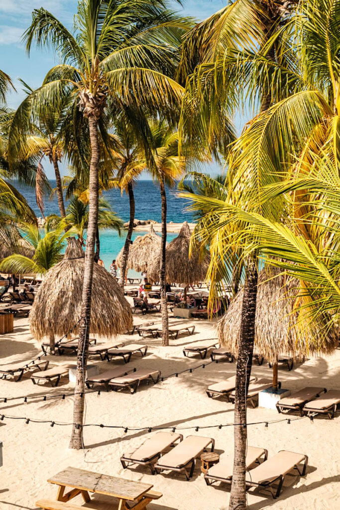Mooi stranden op Curacao Mambo Beach Reislegende