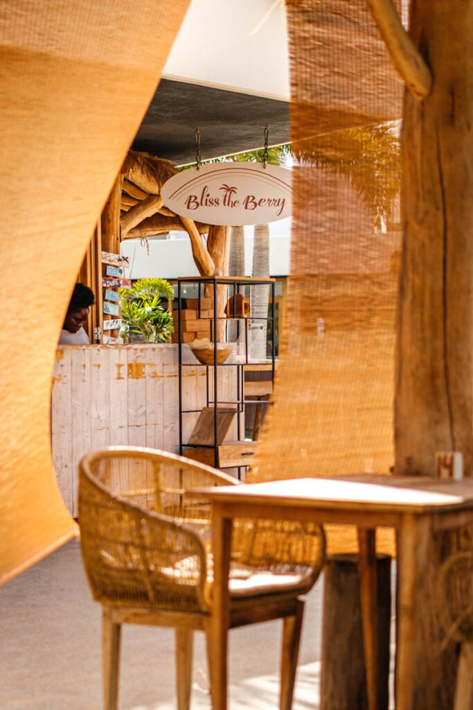 Ontbijten op Curacao Bliss the Berry Mambo Beach Reislegende
