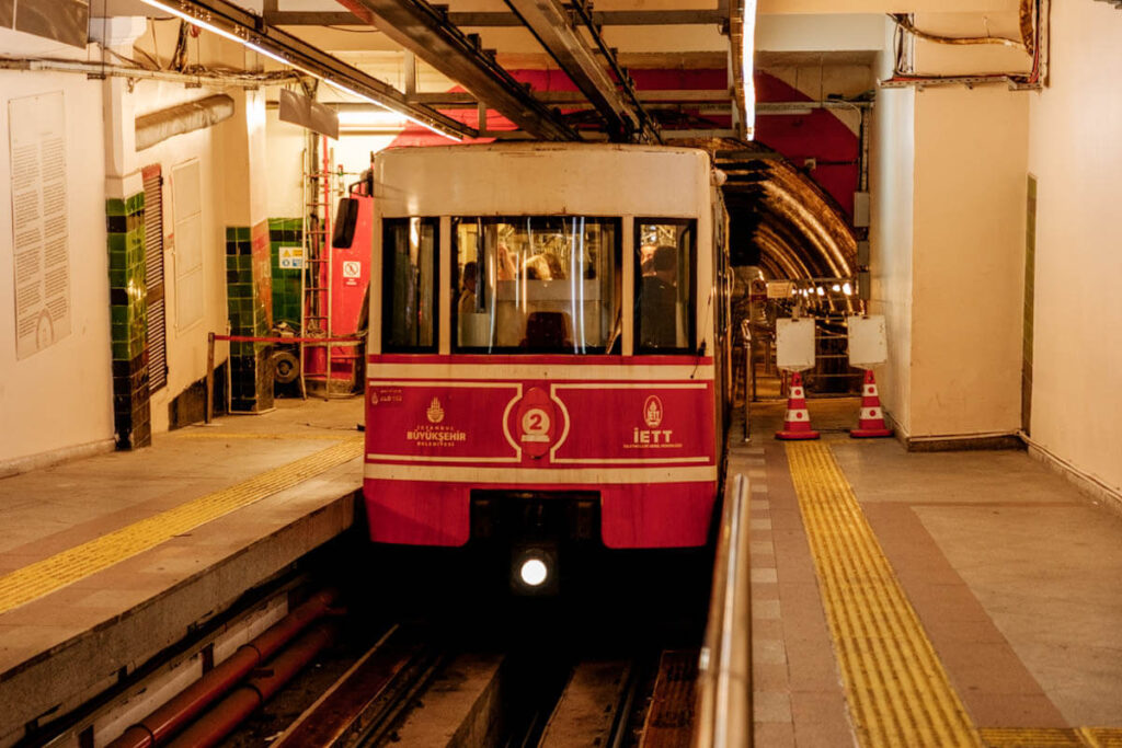 Wat doen in Istanbul Tunel ondergrondse tram Reislegende