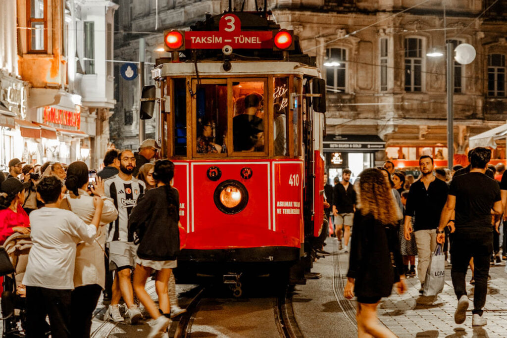 Wat doen in Istanbul rode historische tram Reislegende
