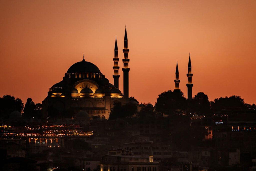 Wat doen in Istanbul tips en bezienswaardigheden Nieuwe Moskee fotograferen Reislegende