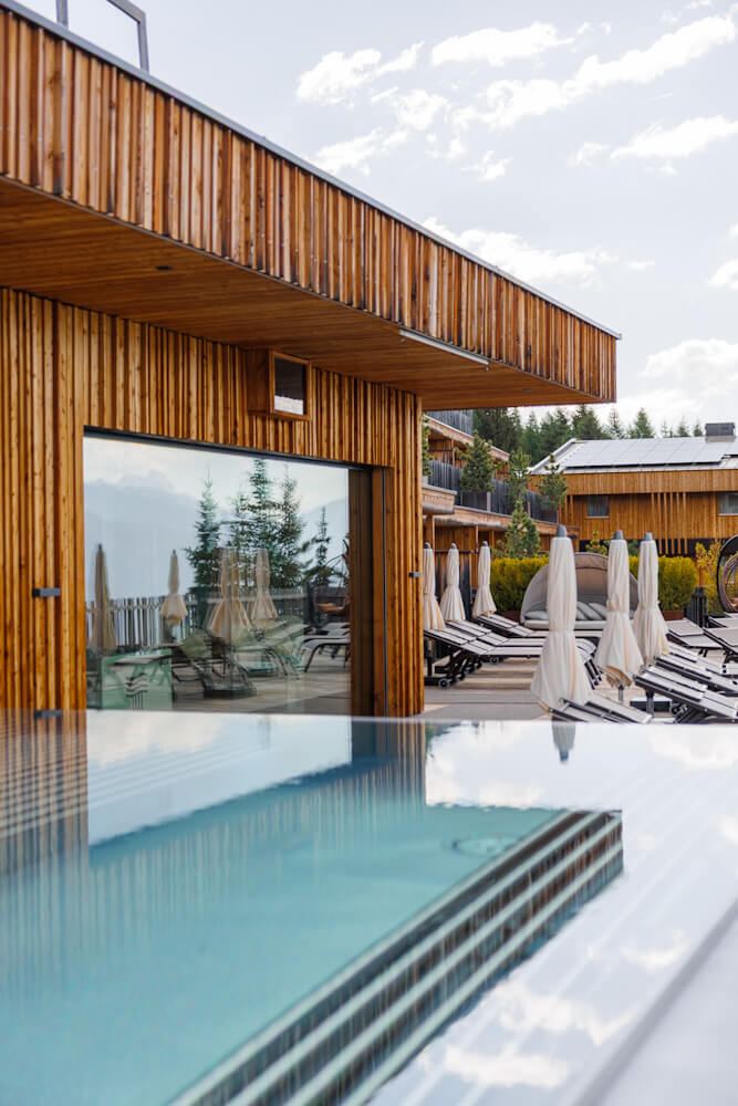 Dolomieten Tratterhof Mountain Sky Hotel wellness pool Reislegende