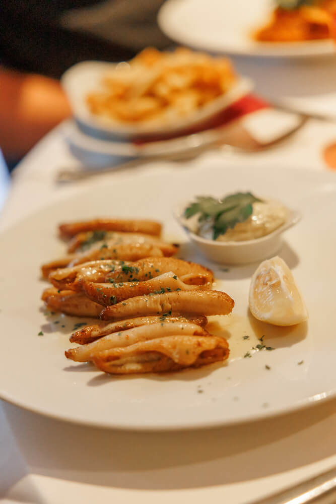 Filets de perche meniere La Pinte restaurant Yverdon les Bains Vaud Zwitserland Reislegende