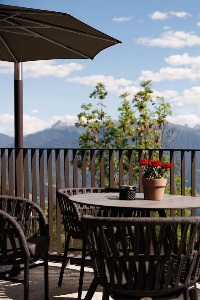 Tratterhof Mountain Sky Hotel Italie Dolomieten terras Reislegende