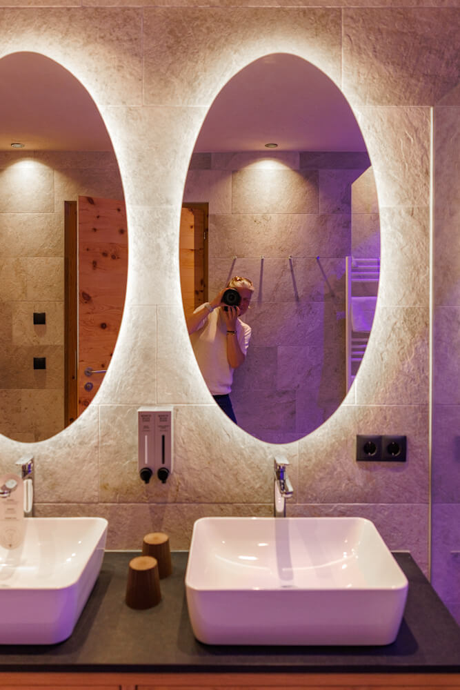 Tratterhof Mountain Sky Hotel Luxury Suite with Terrace Mountain Sky badkamer Reislegende