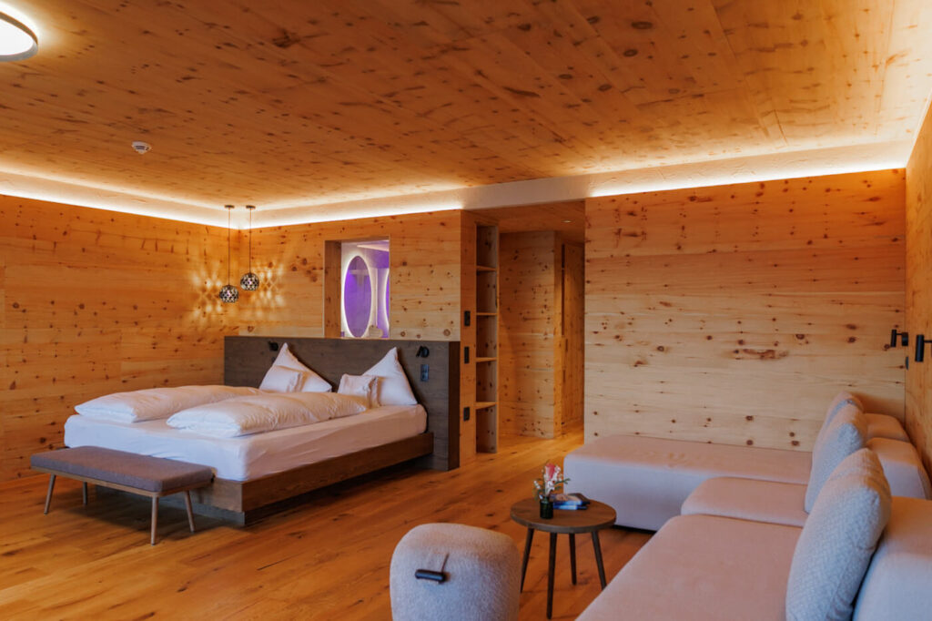 Tratterhof Mountain Sky Hotel Luxury Suite with Terrace Mountain Sky met whirlpool Reislegende