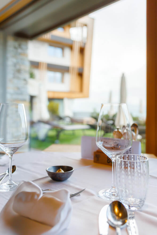 Tratterhof Mountain Sky Hotel diner met uitzicht Reislegende