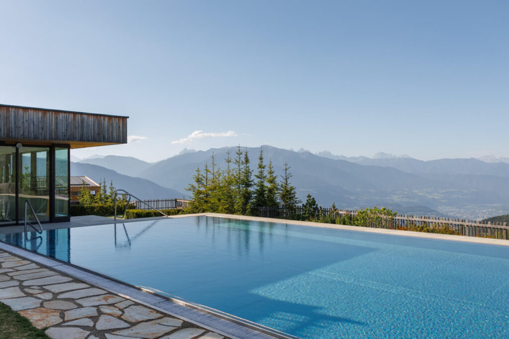 Tratterhof Mountain Sky Hotel infinity pool wellness Reislegende