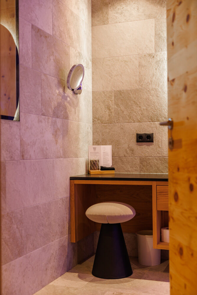 Tratterhof Mountain Sky Hotel suite met prive whirlpool badkamer Reislegende