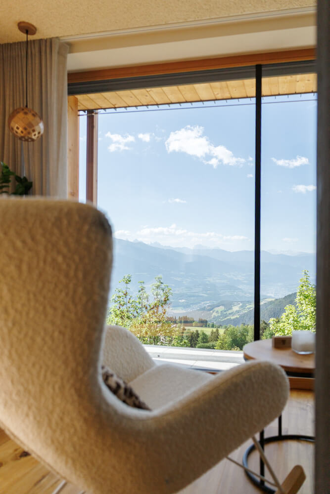 Tratterhof Mountain Sky Hotel uitzicht lounge Reislegende