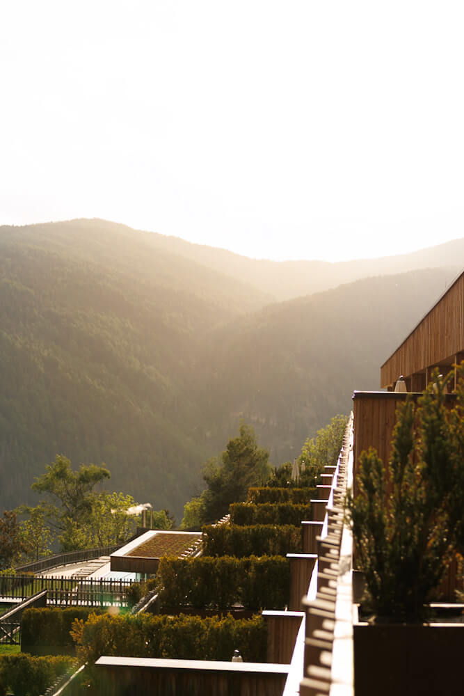 Tratterhof Mountain Sky Hotel uitzicht suite met terras en prive whirlpool Reislegende