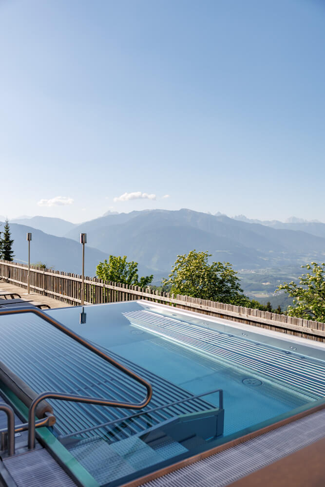Tratterhof Mountain Sky Hotel wellness pool Reislegende
