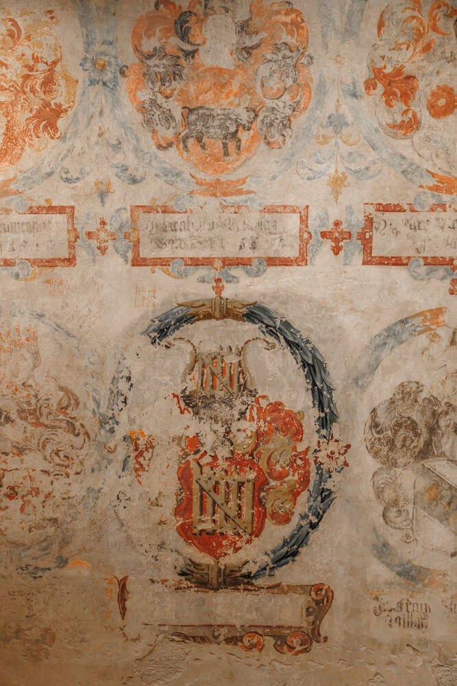 Muurschilderingen Chateau de Grandson Vaud Zwitserland Reislegende