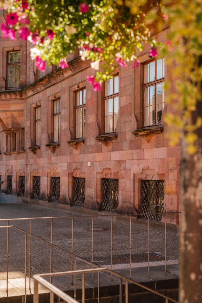 Stadhuis van Saarbrucken Duitsland Reislegende